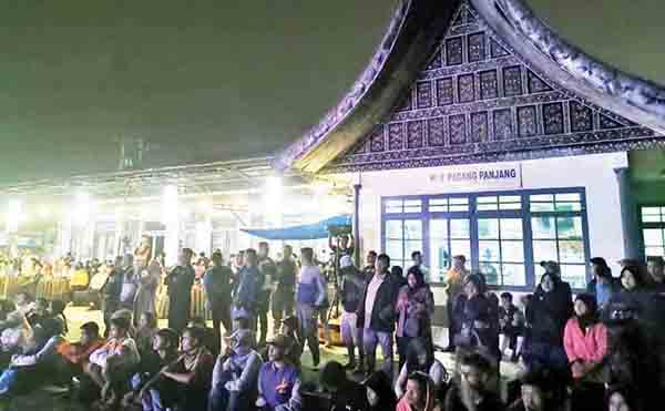 Galanggang Arang Digelar hanya sekadar Mengingat WTBOS 1 GALANGGANG ARANG— PT KAI Persero Divisi Regional II Sumbar mengapresiasi gelaran Galanggang Arang 2024 yang diselenggarakan sejak 4 Mei hingga 7 Agustus 2024 di delapan daerah di Provinsi Sumbar yang dilalui oleh jalur WTBOS.