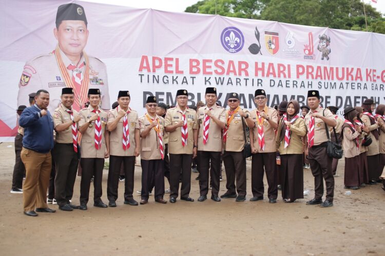 Gerakan Pramuka Memiliki Kontribusi dalam Menyongsong Indonesia Emas 1 FOTO BERSAMA— Ka Kwarcab 0314 Kota Payakumbuh Rida Ananda arena Pramuka foto bersama