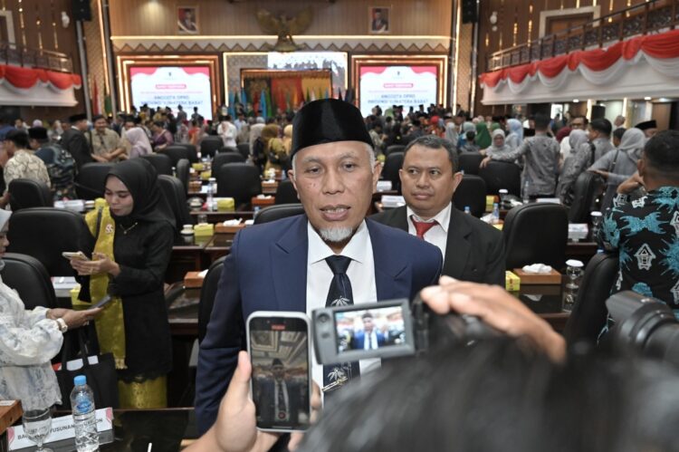 Pelantikan Anggota DPRD Sumbar 2024-2029, Gubernur Ingatkan Soal Pentingnya Mengawasi dan Diawasi 1 JELASKAN—Gubernur Sumatera Barat (Sumbar), Mahyeldi Datuak Marajo, saat menjelaskan pada wartawan usai berikan kata sambutan dalam pelantikan anggota DPRD Sumbar.