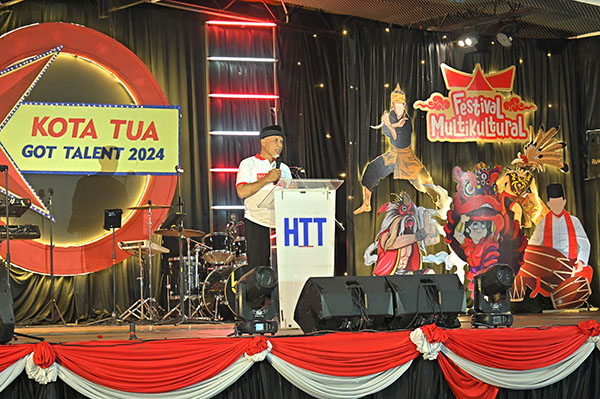 Beri Dampak Positif, Gubernur Apresiasi Bazar Merah Putih HTT 1 BAZAR MERAH PUTIH—Gubernur Sumbar Mahyledi, memberi sambutan saat pembukaan Bazar Merah Putih 2024 HTT, di GOR HTT Kawasan Kota Tua Padang, Jumat (16/8).