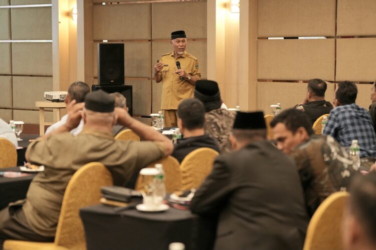 SAMBUTAN—Gubernur Sumatera Barat (Sumbar), Mahyeldi Ansharullah beri sambutan saat membuka kegiatan orientasi anggota DPRD Padangpariaman.