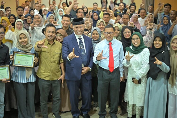 USAI—Gubernur Sumatera Barat (Sumbar), Mahyeldi Ansharullah  foto bersama usai menjadi pembicara pada Workshop Pendamping Perhutanan Sosial Provinsi Sumbar Tahun 2024, yang digelar oleh Dinas Kehutanan (Dishut) Sumbar di Whiz Hotel Padang, Jumat (16/8).