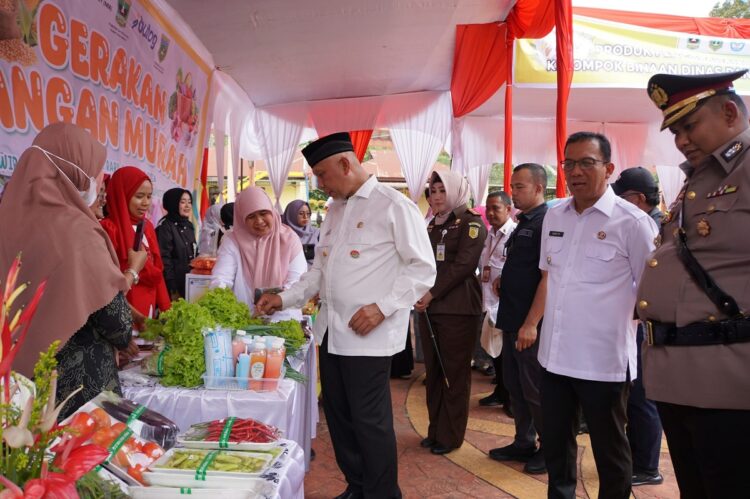 Edukasi Pentingnya Pangan Bergizi, Gubernur Mahyeldi Luncurkan Program Genius di PDIKM 1 TINJAU—Gubernur Sumatera Barat, H. Mahyeldi Ansharullah, S.P Datuak Marajo usai peluncurkan Program Gerakan Edukasi dan Pemberian Pangan Bergizi untuk Siswa (Genius) yang digagas Dinas Pangan Provinsi di Medan Nan Bapaneh Pusat Dokumentasi dan Informasi Kebudayaan Minangkabau (PDIKM) Padang Panjang, Rabu (21/8).