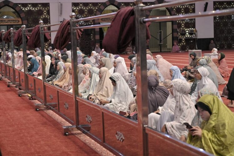 Momentum HUT RI ke-79, Gubernur Minta Seluruh ASN Kibarkan Merah Putih Sebulan Penuh 1 SUBUH MUBARAK—T erlihat para ASN Pemprov mengikuti kegiatan agenda Subuh Mubarak Pemprov Sumbar, Minggu (4/8).