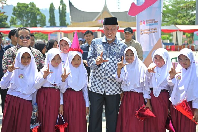 Pemenuhan Hak Anak di Sumbar, Gubernur Mahyeldi Tegaskan Komitmen Pemprov Sumbar 1 BERSAMA PELAJAR SD—Gubernur Sumbar Mahyeldi usai membuka acara peringatan HAN ke-40 di Lapangan Cindua Mato, Kabupaten Tanah Datar, bersama murid murid SD, Kamis (29/8).