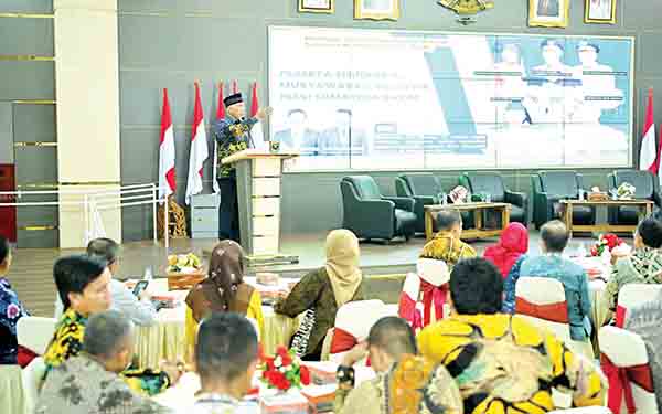 Gubernur Minta OPD Ambil Langkah Preventif untuk Perlindungan Anak di Sumbar 1 SEMINAR NASIONAL— Gubernur Sumbar Mahyeldi menjadi salah satu pembicara dalam kegiatan Seminar Nasional dan Musyawarah Wilayah Himpunan Ilmuan dan Sarjana Syariah Indonesia (HISSI) Sumbar di Auditorium Gubernuran, Kamis (8/8).