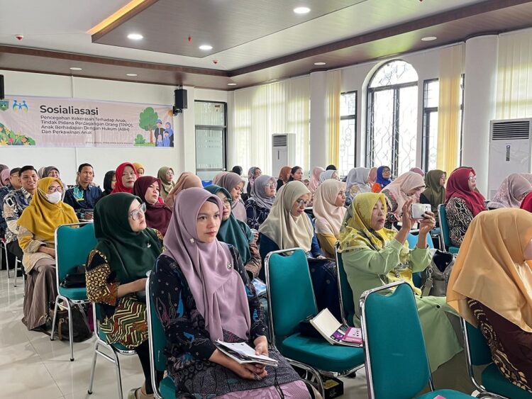 IKUTI—Terlihat para guru BK yang ikut sosialisasi edukasi  dari Dinas Sosial, Pengendalian Penduduk, Keluarga Berencana, Pemberdayaan Perempuan dan Perlindungan Anak (DSPPKBPPPA).