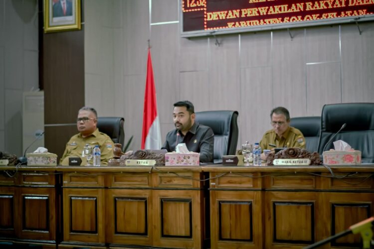 Pastikan Tak Ada Defisit, Pemkab Solsel Sampaikan Perubahan KUA-PPAS 2024 1 RAPAT PARIPURNA— Sekretaris Daerah Solok Selatan H. Syamsurizaldi, mengikutt Rapat Paripurna dengan DPRD Solok Selatan di gedung DPRD, Senin (5/8).