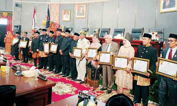 12 Tokoh Dapat Pin Emas saat HJK Padang ke-355 1 PEMBERIAN PIN EMAS— Pj Wako Andree Algamar menyerahkan pin emas dari Pemerintah Kota Padang kepada 12 tokoh, saat Rapat Paripurna di dedung DPRD Padang, Aiapacah, Rabu (7/8).