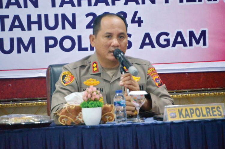 Jelang Pilkada 2024, Polres Agam Fokuskan Pengamanan dan Kesiapan Personel 1 RAPAT LINTAS SEKTORAL— Kapolres Agam AKBP Muhammad Agus Hidayat saat memimpin rapat lintas sektoral membahas
persiapan keamanan dalam menghadapi Pilkada 2024, Senin (12/8).