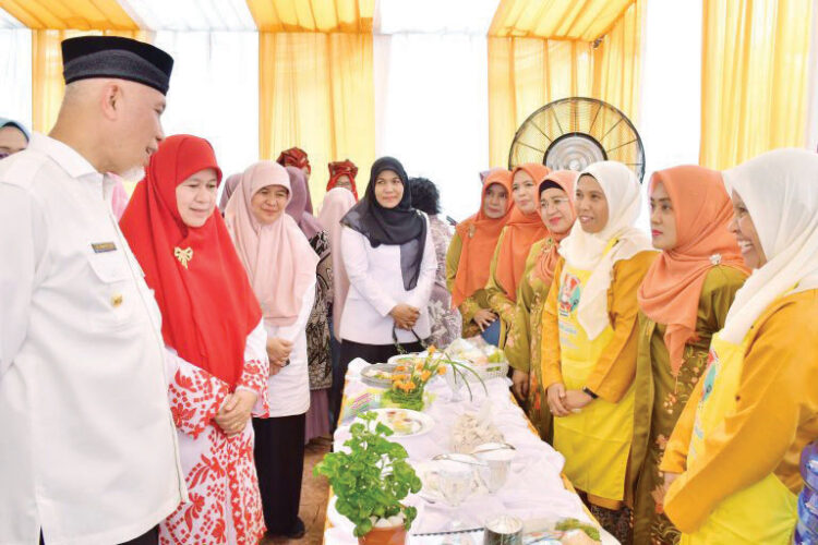 Hadiri Lounching Genius, Ketua PKK Minta Manfaatkan Produk Olahan Berbasis Bahan Pangan Lokal 1 MENGHADIRI— Ketua TP PKK Kabupaten Agam, Ny Yenni Andri Warman, menghadiri Lomba Pengolahan Pangan Lokal dan Pangan Got Talent serta Launching Genius tingkat Sumatera Barat di PDIKM, Kota Padang Panjang, Rabu (21/8).