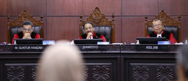 SIDANG— Ketua MK Suhartoyo membacakan amar putusan untuk perkar aambang batas (threshold) pencalonan calon kepala daerah yang diajukan Partai Buruh dan Partai Gelora.