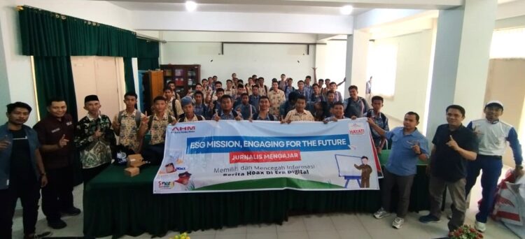 Honda Hayati Bangun Literasi Digital di SMKN 5 Padang 1 LITERASI DIGITAL— PT AHM berkolaborasi dengan PT HPM selaku Main Dealer Sepeda Motor Honda Sumbar menggelar program Educate For You, sebuah komitmen di bidang pendidikan yang bertujuan meningkatkan literasi digital kepada para pelajar SMK Negeri 5 Padang tentang pentingnya memilah dan memilih informasi di era digital, Kamis (25/7).