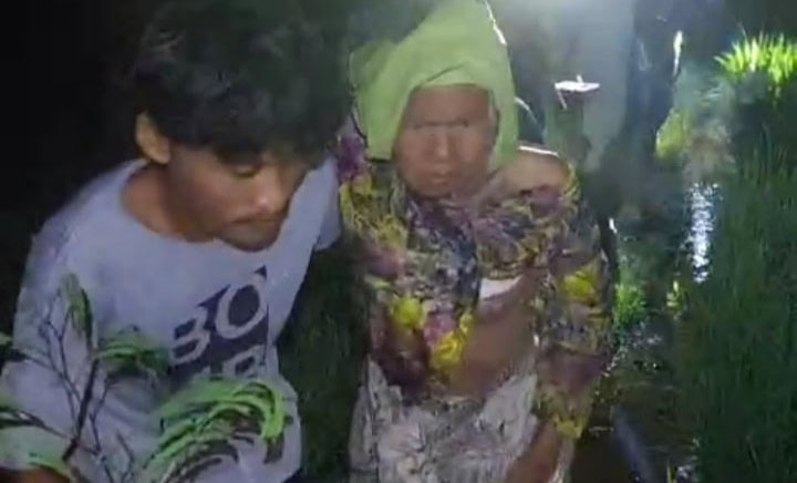 NENEK HILANG— Tim SAR gabungan bersama warga mengevakuasi nenek Syamsiar yang ditemukan tersesat saat mencari pakis di ladangnya di Kecamatan Lubuk Kilangan.