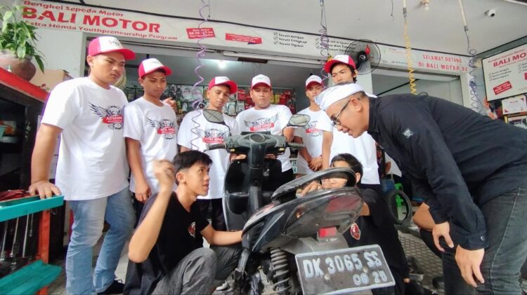 STUDI BANDING-Ketua Yayasan AHM Ahmad Muhibbuddin menemani para peserta Astra Honda Youthprenurship Program (AHYPP) sedang melakukan studi banding.