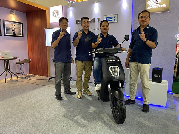 Beli Honda EM1 e: dan EM1 e: PLUS Diskon Rp 18 Juta 1 LAUNCHING-Pimpinan PT Menara Agung saat meluncurkan Honda EM1 e: dan EM1 e: PLUS beberapa waktu lalu.