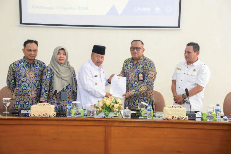 PENYERAHAN BERITA ACARA— Penyerahan berita acara serahterima lahan untuk pembangunan rumah hunian antara Bupati Agam, Andri Warman dan Kepala Satuan Kerja Penyediaan Perumahan Provinsi Sumatera Barat, Tony Hermanto ST MT.