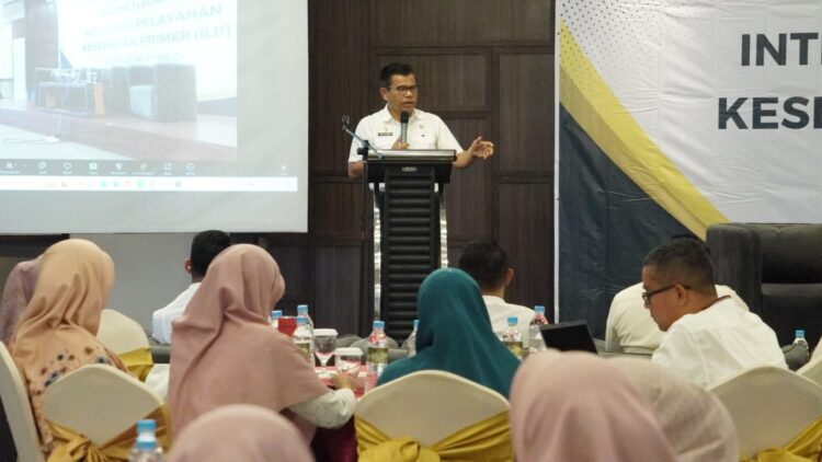 LAUNCHING— Sekda Bukittinggi, Martias Wanto melaunching program integrasi pelayanan kesehatan primer (ILP) tahun 2024 yang ditandai dengan penandatanganan komitmen bersama oleh SKPD terkait, di Balcone Hotel, Rabu (31/7).