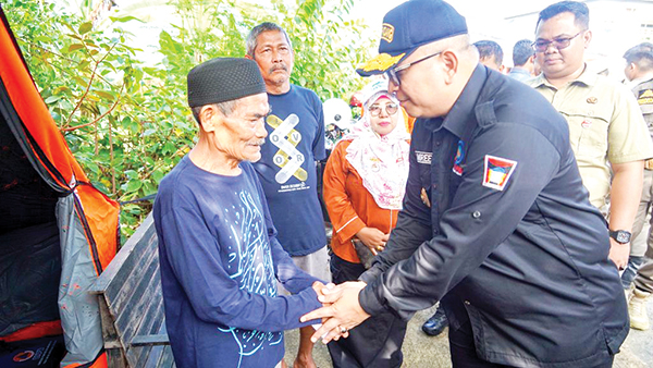 Imbas Kebakaran Rumah Warga, Pemko Segera Perbaiki Kelas dan Mushalla SMP 8 1 KUNJUNGI SMPN 8— Pascakebakaran yang terjadi beberapa hari lalu, Pj Wako Padang Andree Algamar mengunjungi SMPN 8 Padang, Kamis (1/8) siang.