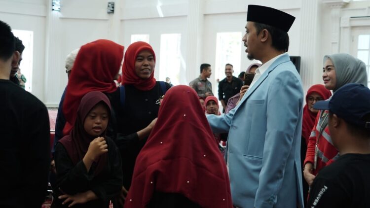 21 Atlet Soina Bukittinggi Bertanding di Pesoda Sumbar 1 LEPAS KONTINGEN— Wako Erman Safar lepas kontingen SOIna untuk ikuti Pesoda tingkat Provinsi Sumbar. 21 atlet luar biasa itu, dilepas di Balairung Rumah Dinas Wako, Kamis (1/8).