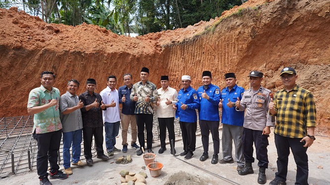 Tower BTS Dibangun di Nagari Kampung Dalam Lubuk Tarok, Wali Nagari: Kini Kami sudah Merdeka 1 GROUNDBREAKING— Bupati Sijunjung Benny Dwifa didampingi Wakil Bupati
Irradattilah melakukan peletakan batu pertama (groundbreaking) Tower BTS
di Nagari Kampung Dalam, Lubuk Tarok.