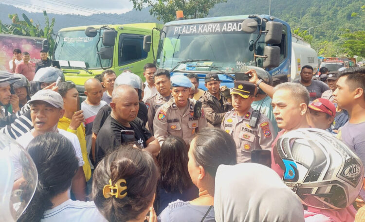Marah Gegara Pemotor Jatuh saat Razia, Massa Pukuli 2 Polantas dan Blokade Jalan Bypass 1 MEDIASI— Kasatlantas Polresta Padang dan Kapolsek Lubeg saat mediasi dengan massa yang memblokade Jalan By Pass.
Aksi itu dipicu jatuhnya pengendara sepeda motor akibat razia Polisi.