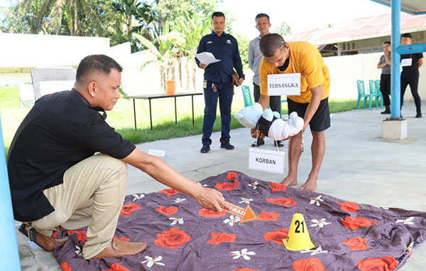 REKONSTRUKSI— Pelaku RS (21) memperagakan cara menganiaya anak tirinya hingga tewas saat rekonstruksi.