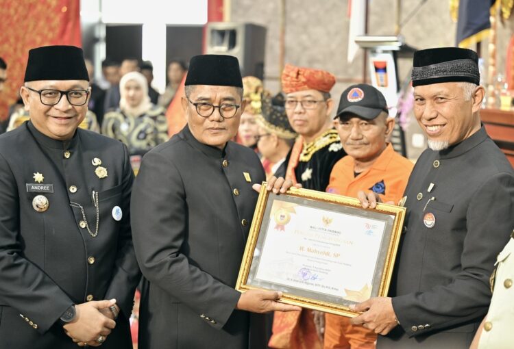 Peringatan HJK Padang ke-355, Gubernur Mahyeldi Terima Penghargaan dan Pin Emas Tokoh Masyarakat 1 PENGHARGAAN—Gubernur Mahyeldi saat menerima penghargaan dan Pin Emas tokoh masyarakat pada HJK ke 355.