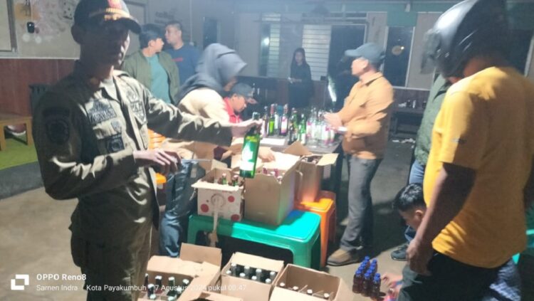 SITA MIRAS— Tim SK4 Limapuluh Kota berhasil menyita 126 botol miras saat dilakukan razia dan pengawasan sejumlah tempat hiburan malam di wilayah Limapuluh Kota.
