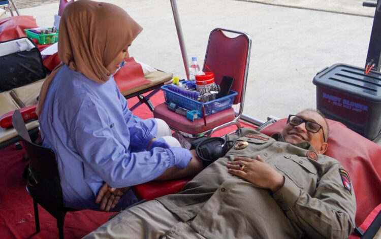 Wako Ajak Warga Jadikan Donor Darah sebagai Lifestyle 1 DONOR DARAH— Pj Wako Andree Algamar ikut serta mendonorkan darah, dalam kegiatan donor darah memeriahkan HJK Padang ke-355, di halaman kantor Dinas Perdagangan, Kamis (8/8).