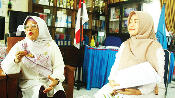 TIDAK ADA PUNGUTAN— Kepala SDN 10 Surau Gadang, Sari Murni, memberikan keterangan kepada wartawan terkait tidak adanya pungutan-pungutan dengan judul uang komite saat tahun pelajaran baru di sekolahnya.