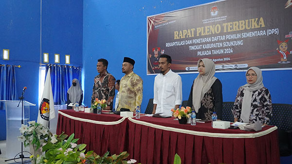 Rapat Pleno Terbuka, KPU Sijunjung Tetapkan Daftar Pemilih Sementara Sebanyak 173.772 untuk Pilkada 2024 1 RAPAT PLENO— Ketua KPU Sijunjung Dori Kurniadi didampingi Komisioner Bayu Agung Perdana, Juni Wandri, Ria Meilani dan Susila Andica saat menggelar rapat pleno terbuka penetapan DPS untuk Pilkada 2024, Minggu (11/8).