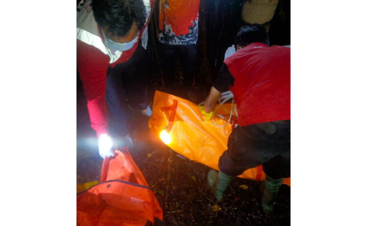 TEWAS TERGANTUNG— Tim gabungan mengevakuasi mayat pria paruh baya yang ditemukan tergantung di pohon beringin areal pandam perkuburan di Kecamatan Banuhampu, Kabupaten Agam.