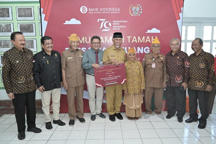 BERSAMA VETERAN— Gubernur Sumbar sekaligus Ketua Dewan Harian Daerah Badan Pembudayaan Kejuangan (DHD BPK) 45 Sumbar, Mahyeldi Ansharullah, bersama para Legiun Veteran RI.