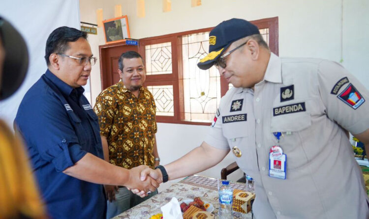 Ombudsman RI Cek Pelayanan Publik di Bungus 1 KUNJUNGI KANTOR LURAH— Pj Wali Kota Padang Andree Algamar menerima kunjungan kerja sejumlah anggota Ombudsman Republik Indonesia yang dipimpin Yeka Hendra Fatika, di kantor Lurah Teluk Kabung Tengah, Kecamatan Bungus Teluk Kabung, Kamis (15/8).