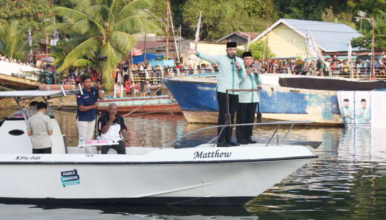 DEKLARASI— Pasangan calon wali kota dan wakil wali kota Fadly Amran-Maigus Nasir, mendeklarasikan diri maju dalam Pilkada Padang, di sungai Batang Arau, Kecamatan Padang Selatan, Minggu (18/8).