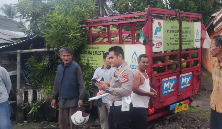 Truk Pengangkut Tabung Gas Elpiji Tabrak Warung Kopi, Diduga Gegara Sopir Mengantuk 1 TABRAK WARUNG— Kondisi truk penangkut tabung gas elpiji menabrak warung di Desa Balai Naras, Kecamatan Pariaman Utara, Kota Pariaman.