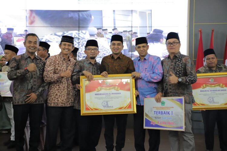 Bangun Masyarakat Berkepribadian Religius, Jadikan Masjid Sebagai Sarana Pembina Umat 1 DIBERIKAN—Anugerah Masjid Percontohan dan Ramah (AMPERA) yang
diberikan kepada Masjid Agung Al Muhsinin.