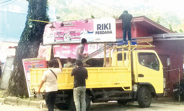 Bapenda Kota Padang Bongkar Reklame Belum Memiliki Izin Tayang 1 BELUM MILIKI IZIN— Tim Bapenda Kota Padang melakukan pengawasan dan membongkar papan reklame yang sudah dipasang, namun belum memiliki izin tayang di sejumlah kawasan di Kota Padang, Kamis (15/8).