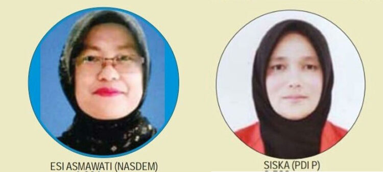 Menunggu Lakok Tangan Duo Bundo Kandung di Gedung Dewan 1 PELANTIKAN— Duo orang bundo kanduang yang dilantik menjadi anggota DPRD Lima Puluh Kota, yakni Siska (PDI-P) dari Dapil Satu Kecamatan Payakumbuh-Harau dan Esi Asmawati (Nasdem).