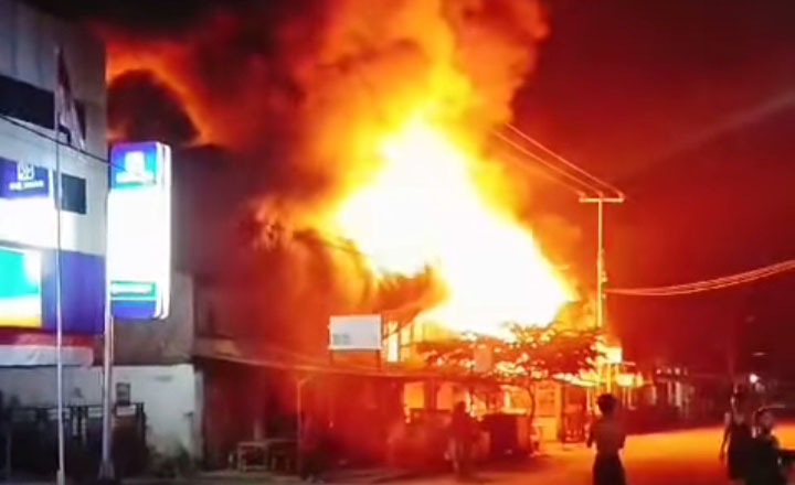 Pasar Sungai Sariak Dilanda Kebakaran Besar, 10 Bangunan Ludes, Kerugian Capai Rp 2 Miliar 1 KEBAKARAN—Kondisi bangunan yang terbakar di Pasar Sungai Sariak, Kecamatan VII Koto, Kabupaten Padangpariaman.
