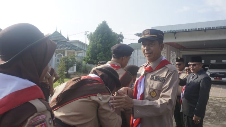 PELEPASAN KONTINGEN— Wakil Bupati Pasbar Risnawanto selaku Ketua Kwartir Cabang (Ka Kwarcab) 0317 Gerakan Pramuka Pasaman Barat, melepas 24 orang kontingen Pasbar untuk mengikuti Jambore Daerah X Gerakan Pramuka Sumatera Barat tahun 2024 di Kota Bukittinggi.