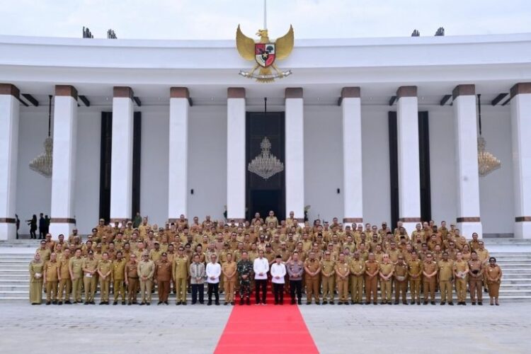 Ikuti Pertemuan Khusus dengan Presiden RI di IKN, Bupati Agam Siap Jalankan Instruksi 1 PERTEMUAN KEPALA DAERAH—Bupati Agam berfoto bersama dengan Presiden RI Joko Widodo dan sejumlah kepala daerah lainnya, usai mengikuti pertemuan khusus dengan Presiden RI di IKN.