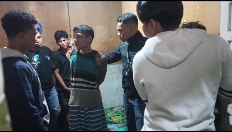 PENGEDAR— Tim Satresnarkoba Polres Payakumbuh meringkus pelaku Onit yang berstatus residivis dengan barang bukti sabu dan ganja.