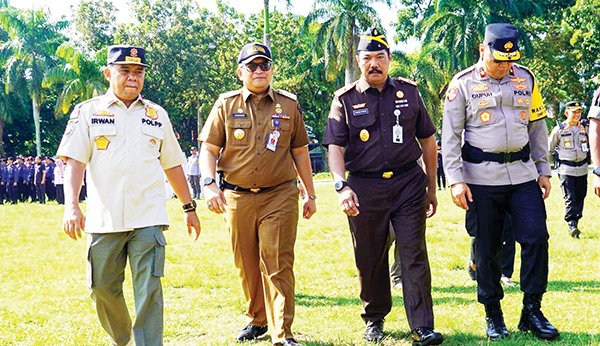 Apel Pilkada Serentak 2024, ASN Pemko Padang Siap Jaga Netralitas, Andree Algamar: Siapapun yang Terpilih, Itulah Pilihan Warga 1 HADIRI APEL PILKADA— Pj Wako Padang Andree Algamar (dua dari kiri), menghadiri Apel Gelar Pasukan Operasi Mantap Praja Singgalang dalam rangka pengamanan Pilkada Serentak 2024, di RTH Imam Bonjol Padang, Senin (26/8)