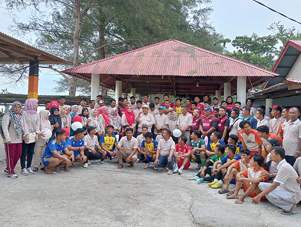 Jaga Kekompakan Sesama Karyawan, Perumda Air Tirta Anai Keluar dari Kesulitan 1 BERSAMA—Bupati Padangpariaman Suhatri Bur bersama Direktur Utama Perumda Tirta Padangpariaman Aminuddin, dan karyawan foto bersama usai kegiatan.