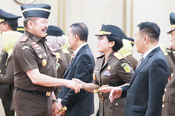 Jaksa Agung Lantik Kajati Sumbar yang Baru, ”Sukseskan Pilkada Serentak, ASN Adhiyaksa Dilarang Ikut Politik Praktis 1 PELANTIKAN KAJATI— Jaksa Agung ST Burhanuddin memberikan ucapan selamat usai melantik Kajati Sumbar Yuni Daru Winarsih, menggantikan Asnawi, di Gedung Utama Kejagung di Jakarta, Kamis (29/8).