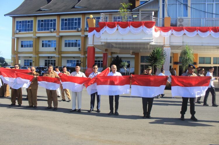 Peringatan HUT Kemerdekaan RI ke-79, Program Nasional Pembagian 10 Juta Bendera Dilaunching di Pasbar 1 10 JUTA BENDERA— Wakil Bupati Pasbar, Risnawanto didampingi Sekda Hendra Putra, melakukan launching Gerakan Pembagian 10 Juta Bendera Merah Putih, dalam apel gabungan di halaman kantor bupati, Senin (5/8).