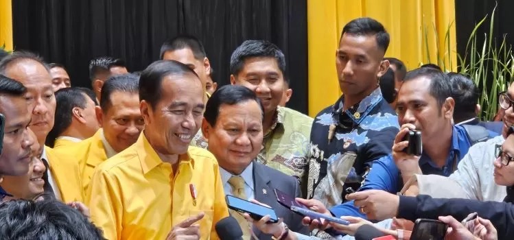 MUNAS GOLKAR— Presiden Jokowi bersama Presiden terpilih Prabowo Subianto saat menghadiri acara penutupan Munas XI Partai Golkar di Jakarta Convention Center (JCC), Senayan, Jakarta.