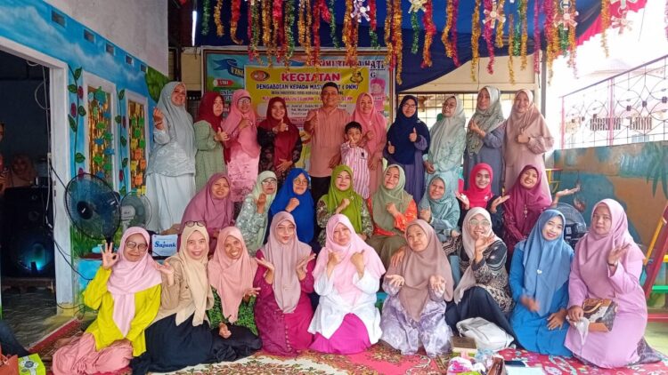 FOTO BERSAMA— Dosen Universitas Putra Indonesia UPI-YPTK Padang berfoto bersama dengan warga setempat usai melakukan kegiatan Pengabdian Kepada Masyarakat (PKM).